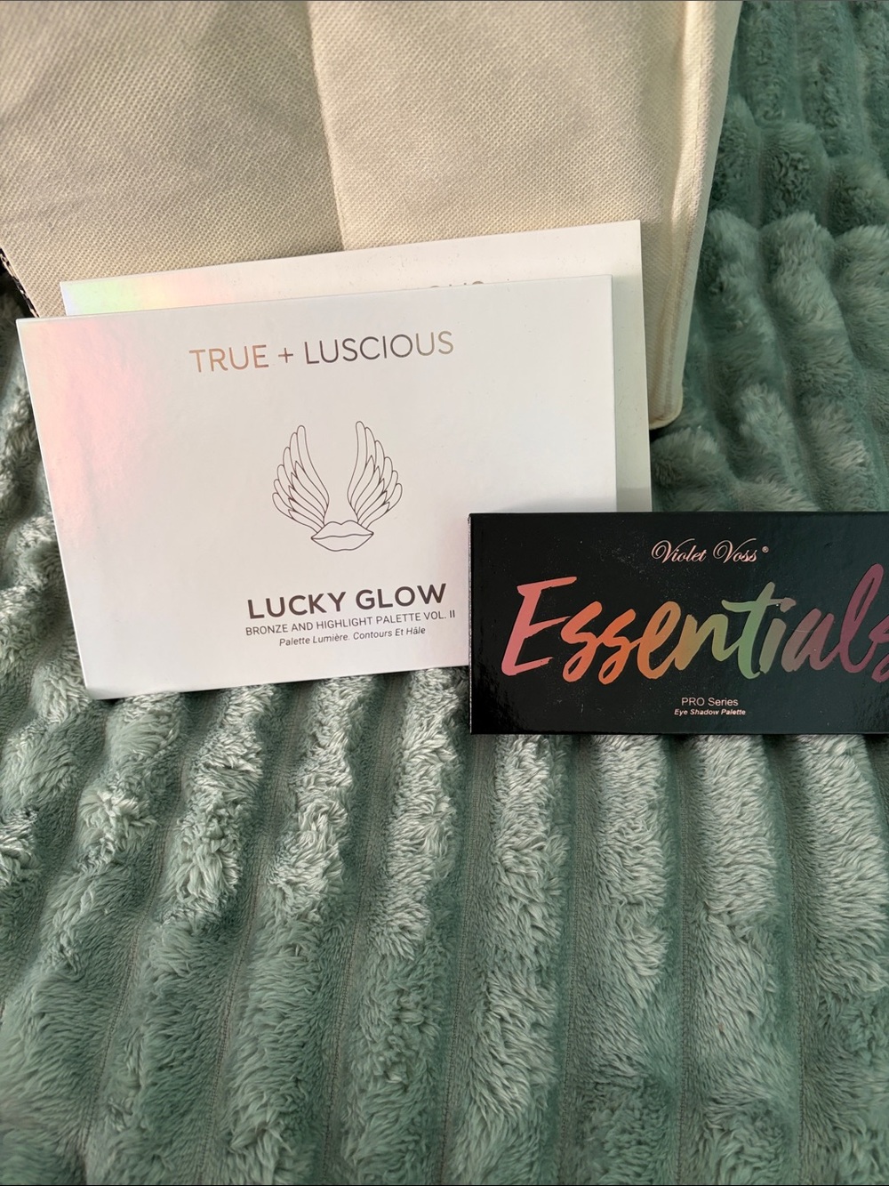 Lucky Glow Bronze & Highlight Palette essential eye shadow